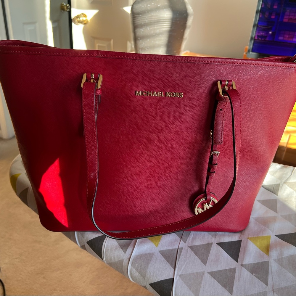 Mk Kors shoulder bag is in very good condition.